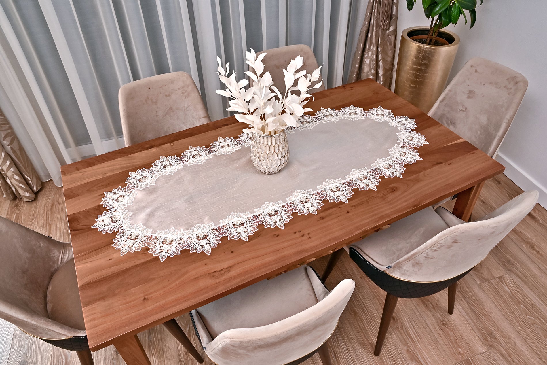 Taj Mahal Lüx  asztali futó, kapucsínó selyem, arany színű csipkével 55x160 cm